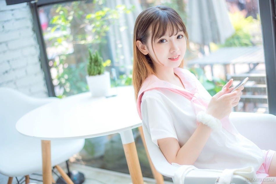 男人天生多情，只是他会对某一个人长情。女人天生专情，但她会对某一个人绝情。男人和一个喜欢的人在一起的时候，心里还有一个或多个她。因为他多情[lizhigushicom]。女人和一个喜欢的人在一起她所想的就是他。即使有更好的男人出现她也不会放弃。因为她的专情。而当她决定放弃一切都没有余地了。因为她绝情!