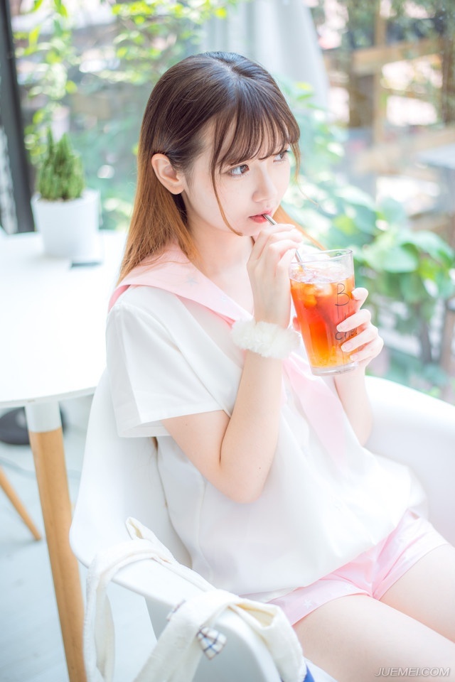 “见过孟达将军。”房间里，哪里有什么刘璋和刘璝夫人的影子，却见一男一女两人见到孟达之后，站起身来，抱了抱拳：“不知事情如何？”